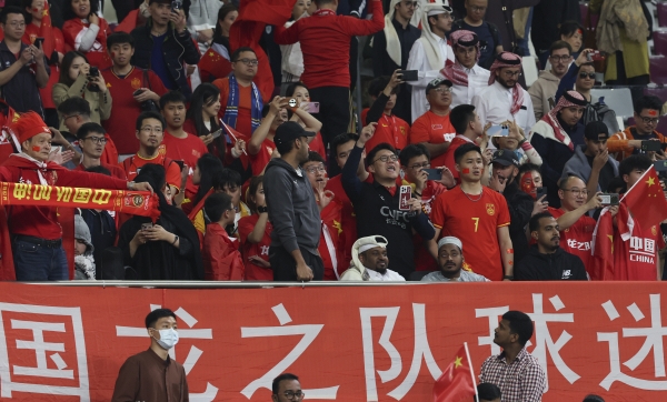 ▲22일(현지시간) 카타르 도하 칼리파 인터네셔널 경기장에서 열린 아시아축구연맹(AFC) 2023 카타르 아시안컵 A조 조별예선 3차전 카타르 대 중국의 경기, 카타르 알 하이도스의 결승골로 카타르가 1-0 승리했다. 중국 축구대표팀 응원단이 야유를 보내고 있다.(뉴시스)
