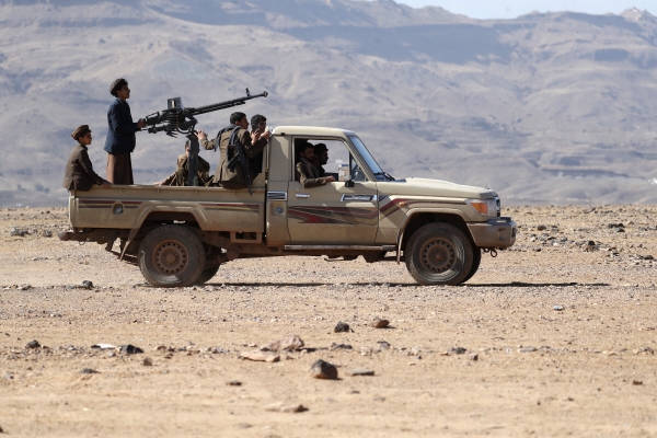 ▲예멘 사나에서 22일(현지시간) 후티 반군이 차를 타고 이동하고 있다. 사나/EPA연합뉴스
