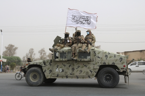▲탈레반 전사들이 지난해 8월 15일 미군 철수 2주년을 기념하며 순찰을 돌고 있다. 카불/AP뉴시스
