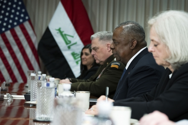 ▲로이드 오스틴(가운데) 미국 국방장관이 지난해 8월 7일 이라크와 군사 회담을 하고 있다. 워싱턴D.C./AP뉴시스
