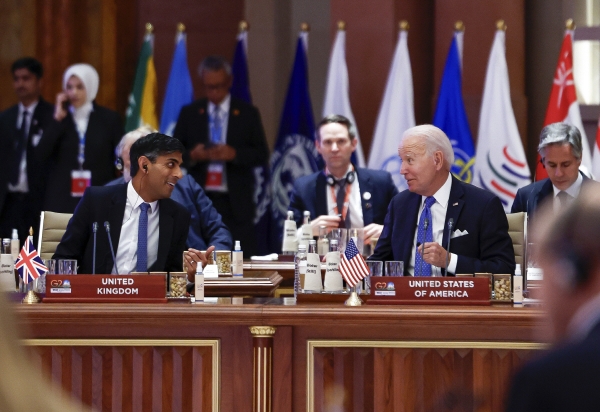 ▲리시 수낵(왼쪽) 영국 총리와 조 바이든 미국 대통령이 지난해 9월 9일 주요 20개국(G20) 정상회의에서 대화하고 있다. 뉴델리/AP뉴시스
