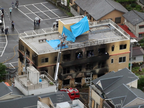 ▲2019년 7월 18일 일본 교토에서 화재로 건물이 소실된 교토 애니메이션 스튜디오의 조감도가 보인다. 교토/EPA연합뉴스

