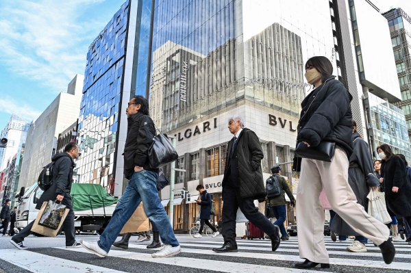 ▲일본 도쿄 긴자 거리에서 시민들이 횡단보도를 건너고 있다. 도쿄/AFP연합뉴스
