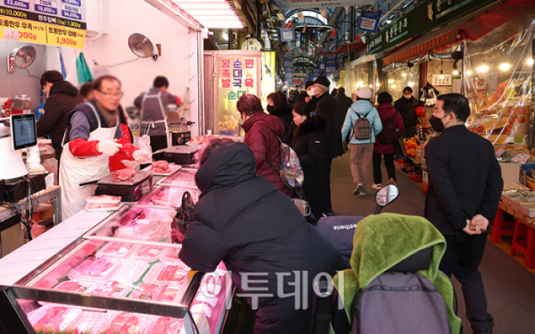 ▲설 연휴를 앞둔 1월 26일 서울의 한 전통시장에서 소비자가 성수품을 구매하고 있다. (고이란 기자 photoeran@)