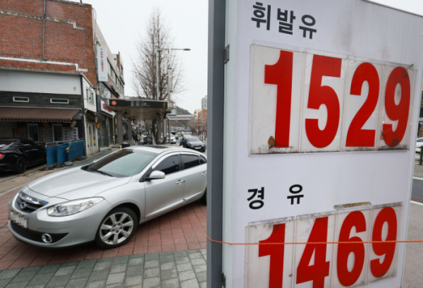 ▲국내 주유소 휘발유·경유 판매가격이 16주 연속 하락했다. (연합뉴스)