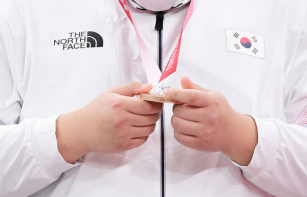 ▲도쿄 무도관에서 열린 2020 도쿄 패럴림픽 남자 유도시상식에서 한 선수가 메달을 들고 있다. (뉴시스)