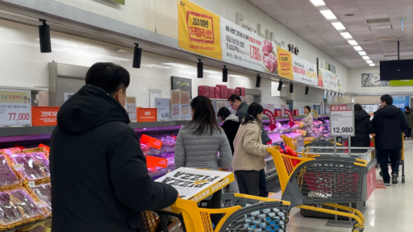 ▲28일 이마트 양재점 정육코너에서 쇼핑을 하고 있는 시민들 (사진촬영=허정윤 기자)