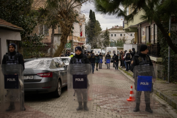▲튀르키예 경찰들이 28일(현지시간) 총격 사건 현장을 통제하고 있다. 이스탄불/AP연합뉴스
