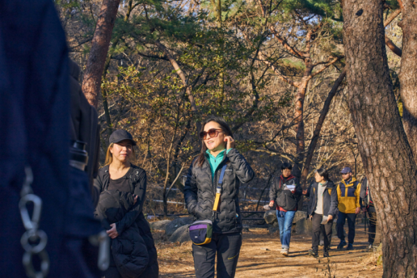 ▲서울 강북구 북한산에서 관광객들이 숲길을 거닐고 있다. 
 (자료제공=강북구)
