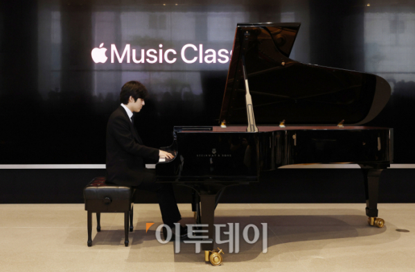 ▲피아니스트 임윤찬이 29일 오후 서울 중구 애플 명동에서 열린 애플 뮤직 클래시컬(Apple Music Classical) 런칭 기자간담회에서 피아노 연주를 하고 있다. 조현호 기자 hyunho@