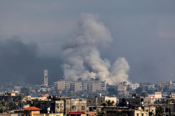 ▲29일 이스라엘의 폭격으로 가자지구 남부 라파 위로 연기가 피어오르고 있다. (사진제공=연합뉴스·AFP)