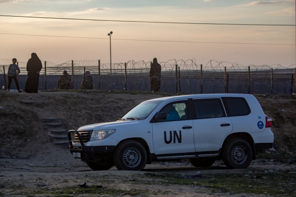 ▲팔레스타인 가자지구에서 29일(현지시간) 유엔 팔레스타인 난민구호기구(UNRWA) 차량이 이동하고 있다. 가자지구(팔레스타인)/EPA연합뉴스
