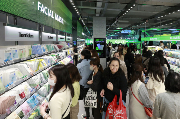 ▲지난해 11월 3일 서울 명동 화장품 매장에서 외국인 관광객이 쇼핑하고 있다.  (출처=뉴시스)