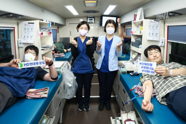 ▲헌혈에 참여한 HD현대중공업 임직원들이 기념 촬영을 하고 있다. (사진제공=HD현대)
