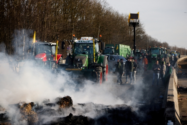 ▲29일(현지시간) 벨기에 농부들이 나무르 인근 A42 고속도로를 트랙터로 막고 있다. 나무르(벨기에)/로이터연합뉴스
