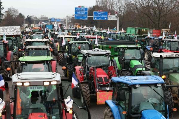 ▲프랑스 스트라스부르 인근 고속도로에 30일(현지시간) 환경정책에 반대하는 농민들이 트랙터를 세워놓고 시위하고 있다. 스트라스부르(프랑스)/AFP연합뉴스
