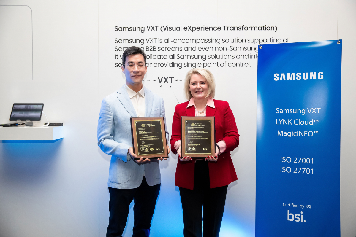 ▲이양우 삼성전자 영상디스플레이사업부 부사장(왼쪽)과 데너리스 레클루제 영국왕실표준협회 매니징 디렉터(오른쪽)가 상패 전달식을 진행하고 있다. (자료제공=삼성전자)