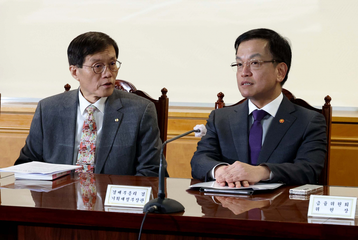 ▲최상목(오른쪽) 부총리 겸 기획재정부 장관과 이창용 한국은행 총재가 1일 서울 중구 은행회관에서 열린 비상거시경제금융회의에서 대화하고 있다. 신태현 기자 holjjak@