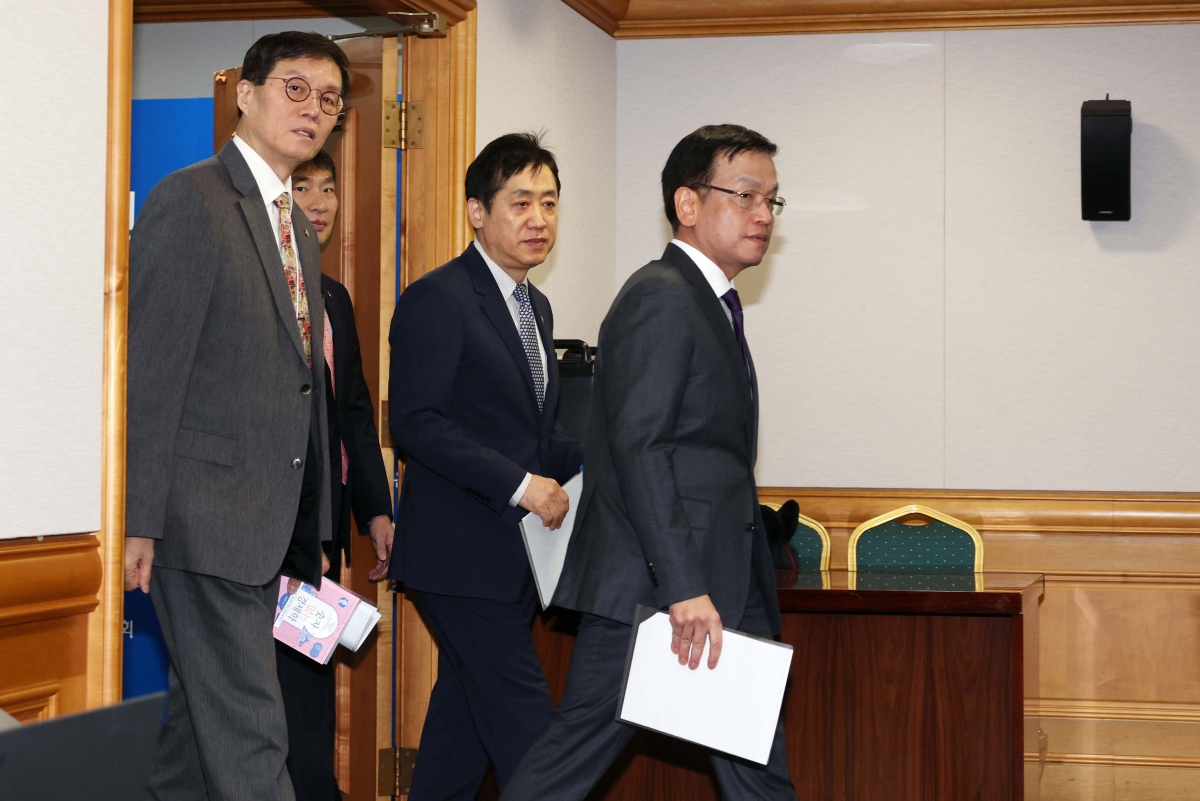 ▲최상목 부총리 겸 기획재정부 장관 등이 1일 서울 중구 은행회관에서 열린 비상거시경제금융회의에 참석하고 있다. 사진 오른쪽부터 최 부총리, 김주현 금융위원장, 이복현 금융감독원장, 이창용 한국은행 총재. 신태현 기자 holjjak@