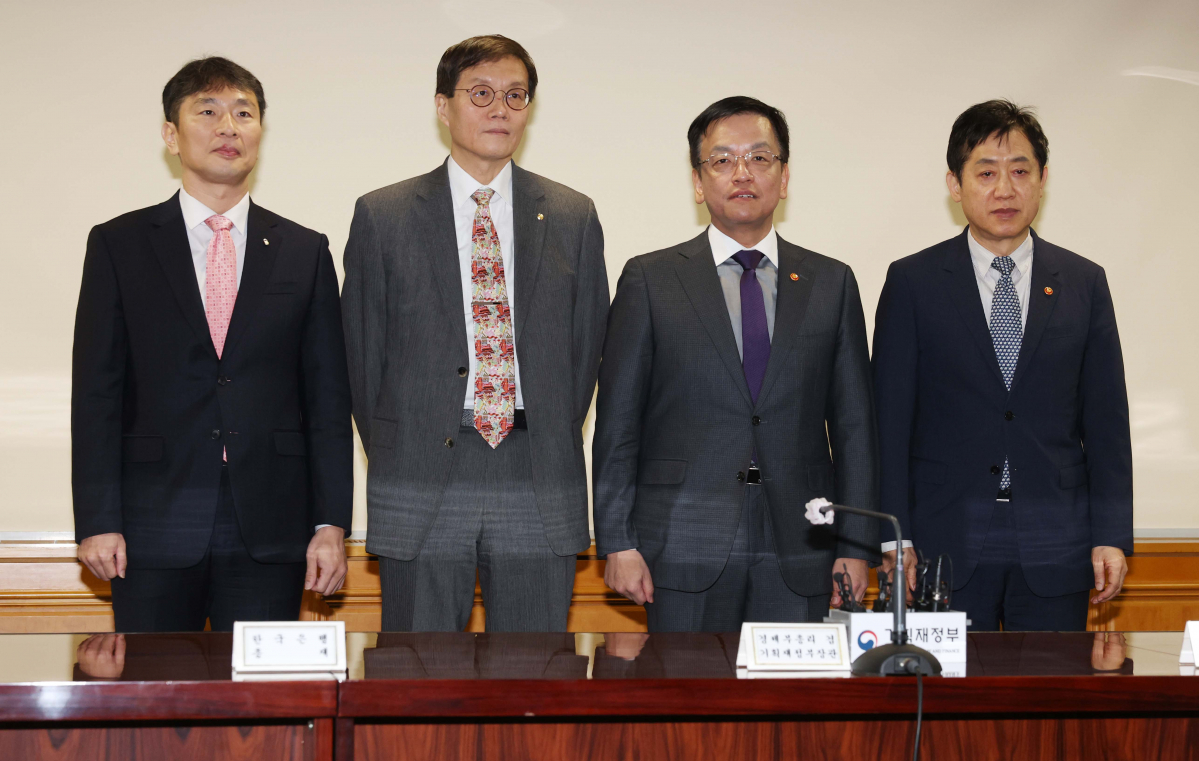 ▲최상목 부총리 겸 기획재정부 장관 등이 1일 서울 중구 은행회관에서 열린 비상거시경제금융회의에 앞서 기념촬영을 하고 있다. 사진 왼쪽부터 이복현 금융감독원장, 이창용 한국은행 총재, 최 부총리, 김주현 금융위원장. 신태현 기자 holjjak@