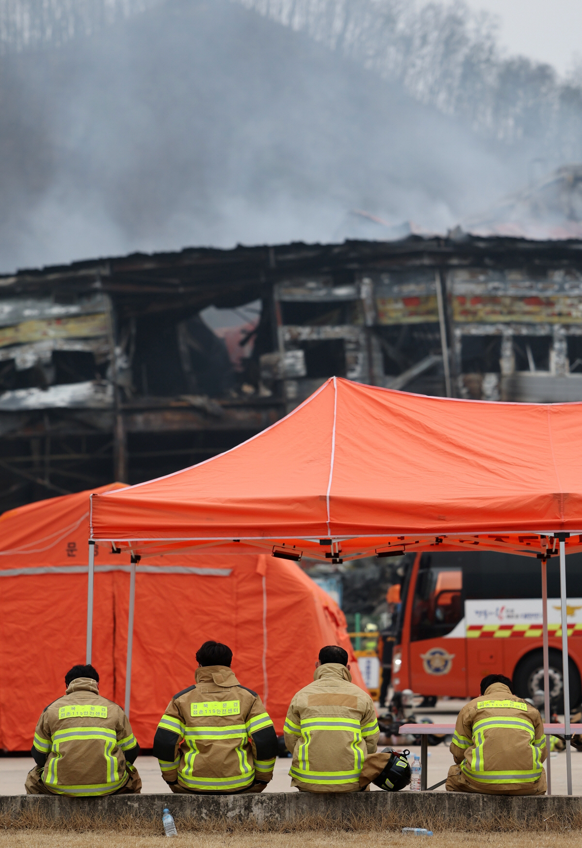 ▲1일 오전 경북 문경시 신기동의 한 육가공업체 공장에서 소방대원들이 화재로 타버린 공장을 바라보고 있다. 전날 밤부터 시작된 화재로 소방대원 2명이 순직했다. (뉴시스)
