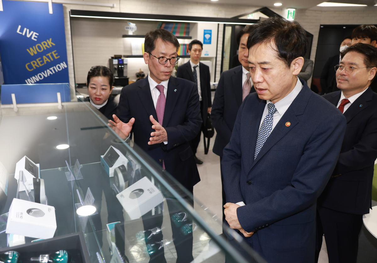 ▲김성태(왼쪽서 두 번째) IBK기업은행장이 1일 서울 구로구 IBK창공 구로에서 김주현(오른쪽서 두 번째) 금융위원장에게 IBK창공에 대해 소개하고 있다. (사진제공=금융위원회)