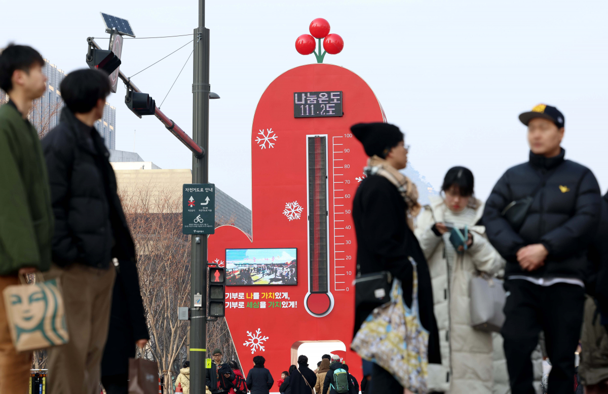 ▲1일 서울 광화문광장에 설치된 사랑의 온도탑이 111.2도를 나타내고 있다. 사랑의열매 사회복지공동모금회는 지난달 31일까지 진행된 두 달간의 연말연시 희망나눔캠페인 모금액이 목표액(4349억원)의 111.2%인 4835억원으로 집계됐다고 설명했다. 신태현 기자 holjjak@