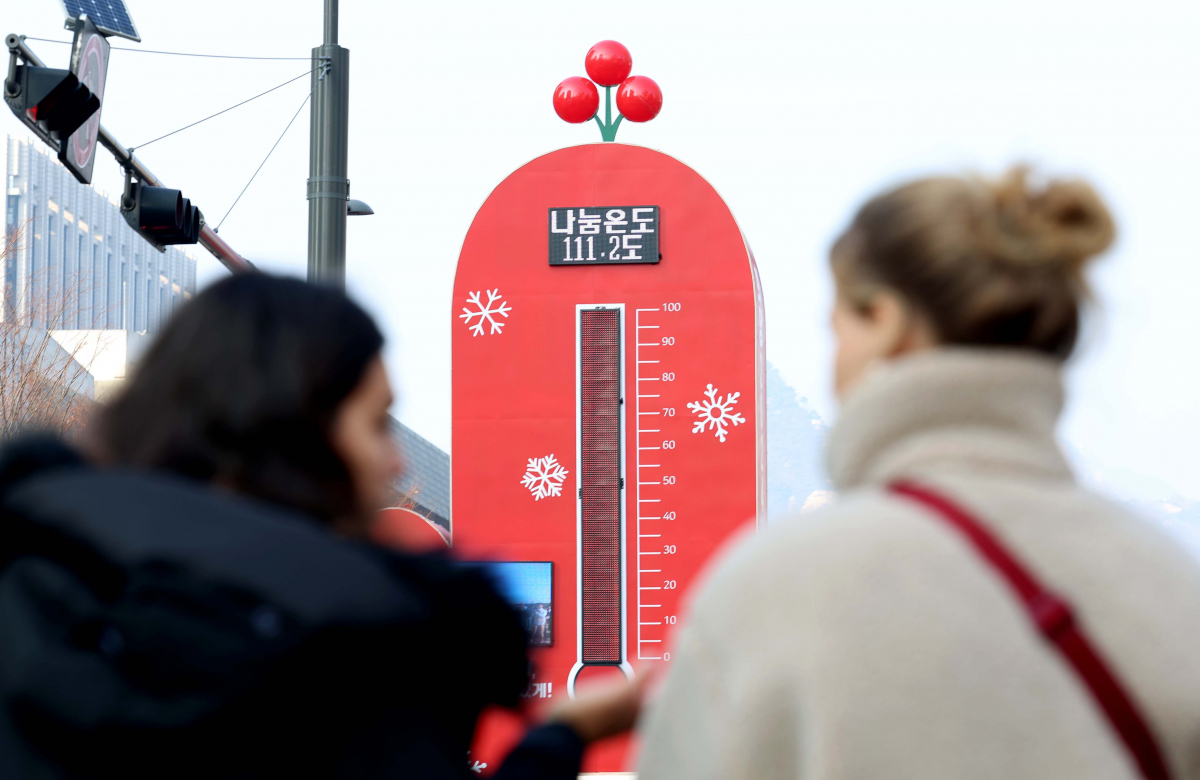 ▲1일 서울 광화문광장에 설치된 사랑의 온도탑이 111.2도를 나타내고 있다. 사랑의열매 사회복지공동모금회는 지난달 31일까지 진행된 두 달간의 연말연시 희망나눔캠페인 모금액이 목표액(4349억원)의 111.2%인 4835억원으로 집계됐다고 설명했다. 신태현 기자 holjjak@