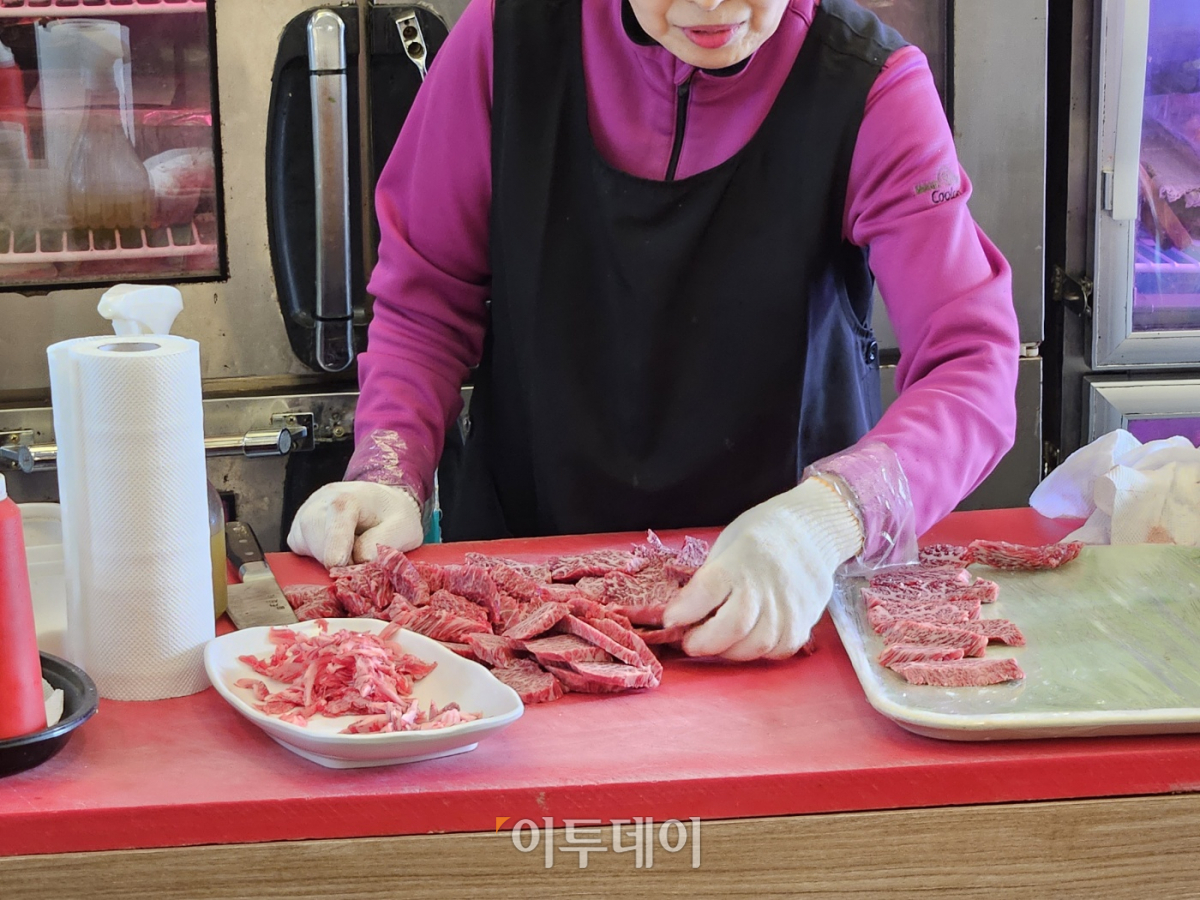 ▲1일 서울 종로구에 있는 한 한우구이 음식점에서 사업자가 점심 장사를 준비하고 있다. (문현호 기자 m2h@)