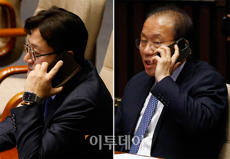 ▲홍익표(왼쪽) 더불어민주당 원내대표와 윤재옥 국민의힘 원내대표가 1일 서울 여의도 국회에서 열린 본회의에서 통화를 하고 있다. 고이란 기자 photoeran@