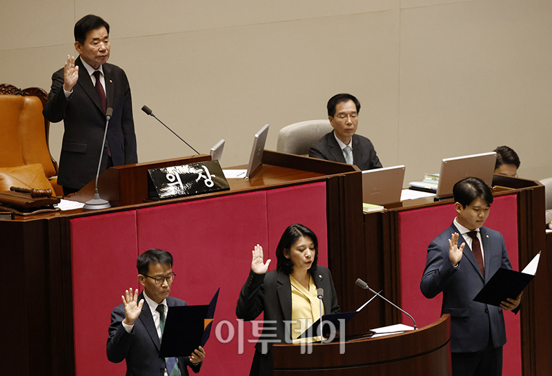 ▲1일 서울 여의도 국회에서 열린 본회의에서 비례대표 의원직을 승계 받은 녹색정의당 양경규(왼쪽부터), 이자스민 의원, 국민의힘 김근태 의원이 선서를 하고 있다.