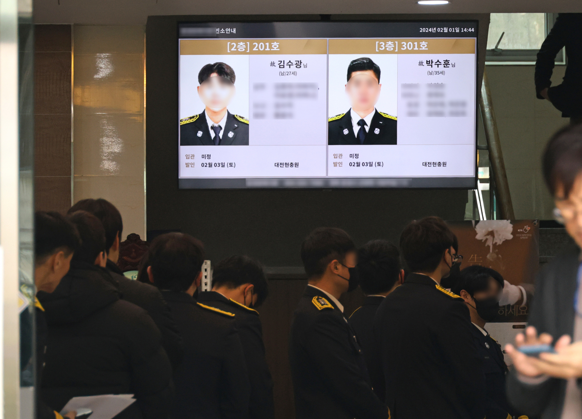 ▲1일 경북 문경시의 한 장례식장에 차려진 순직 소방관들의 빈소에 동료들이 찾아오고 있다. (연합뉴스)