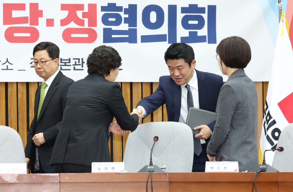 ▲유의동(오른쪽) 국민의힘 정책위의장과 송미령 농림축산식품부 장관이 2일 서울 여의도 국회에서 열린 쌀값 안정 대책 당정협의회에서 인사하고 있다. 신태현 기자 holjjak@