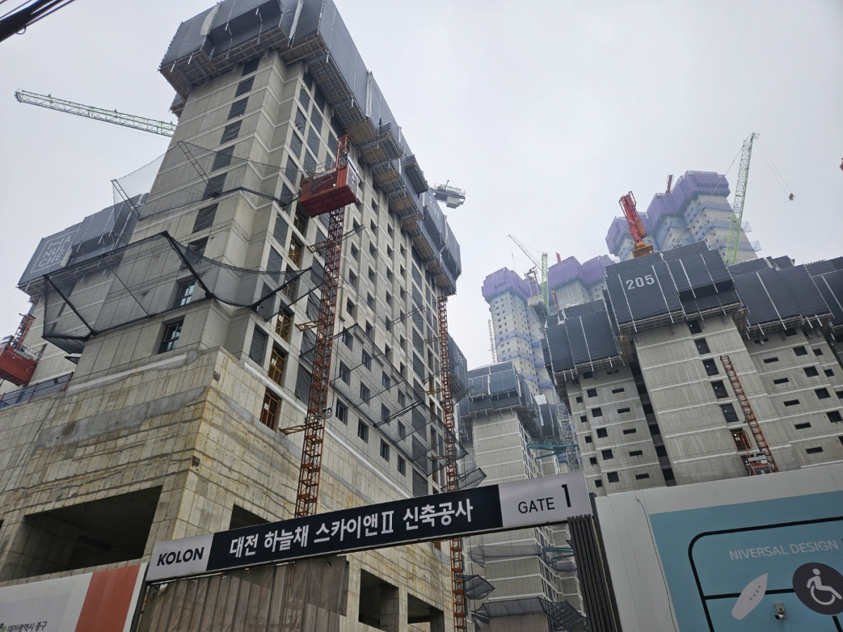 ▲코오롱글로벌 대전 선화3차 사업지 인근 '대전 하늘채 스카이앤 2차'(선화2차) 공사 현장 모습.  (사진=정용욱 기자 dragon@)