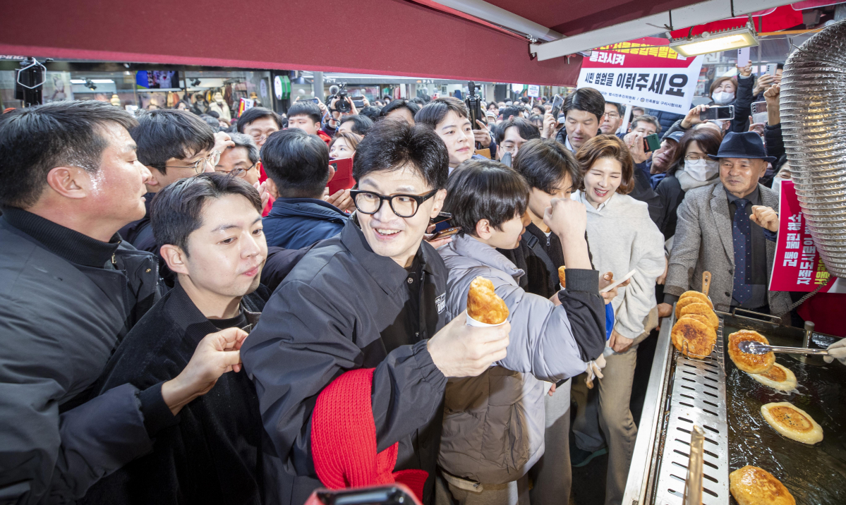 ▲한동훈 국민의힘 비상대책위원장이 2일 오후 경기도 구리시 구리전통시장을 방문해 상인과 대화하고 있다. (뉴시스)