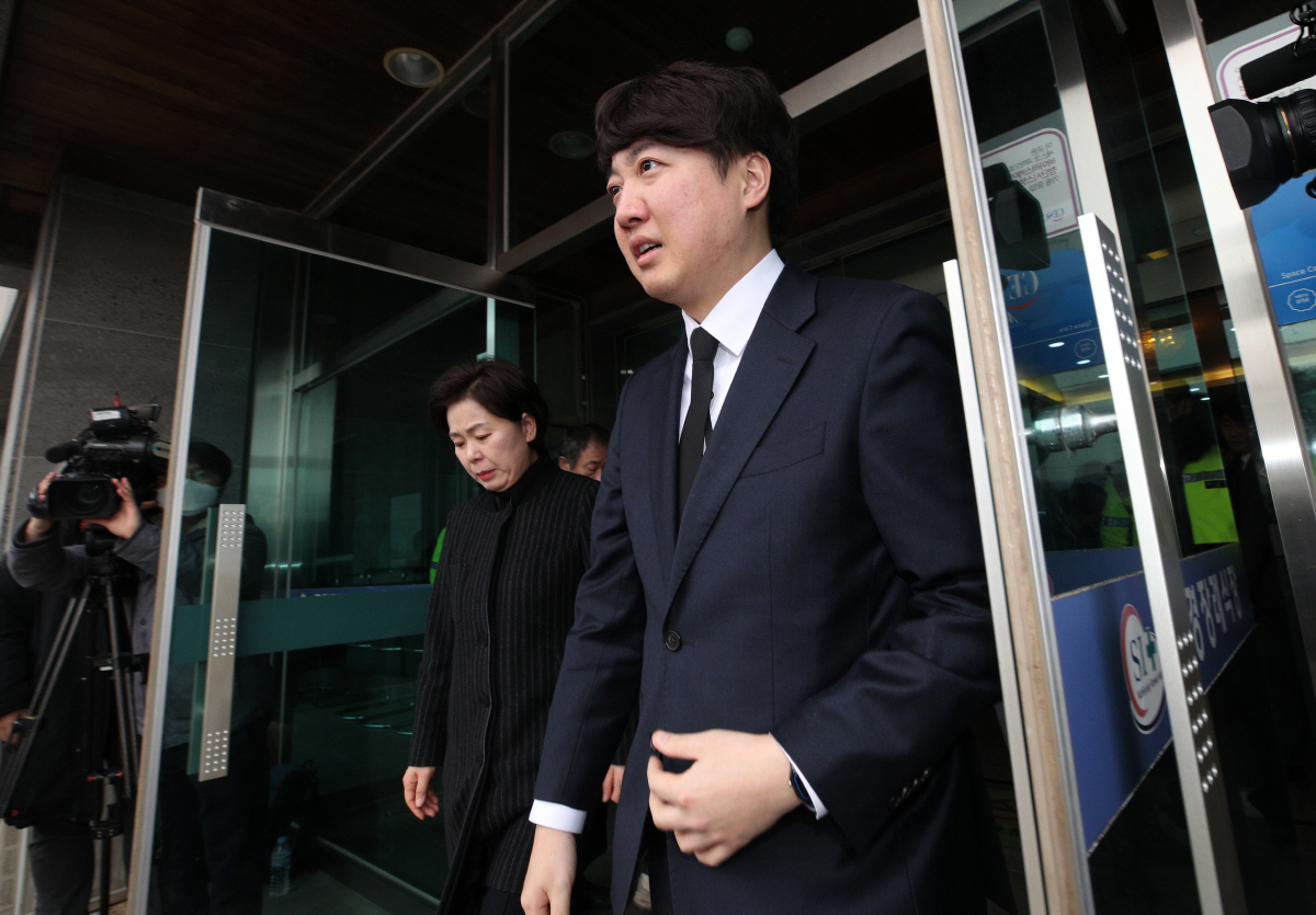 ▲개혁신당 이준석 대표가 1일 경북 문경 육가공공장 화재 현장에서 순직한 소방대원 2명의 빈소가 마련된 경북 문경시 산양면 문경장례식장에서 조문을 마친 뒤 장례식장을 나서고 있다.(연합뉴스)