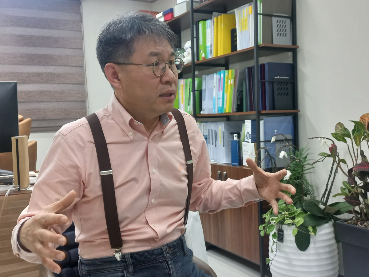 ▲1일 오후 경기도 의정부시 의정부 튼튼어린이병에서 만난 최용재 대한아동병원협회장이 소아·청소년과에 필요한 지원책을 설명하고 있다. (한성주 기자 hsj@)