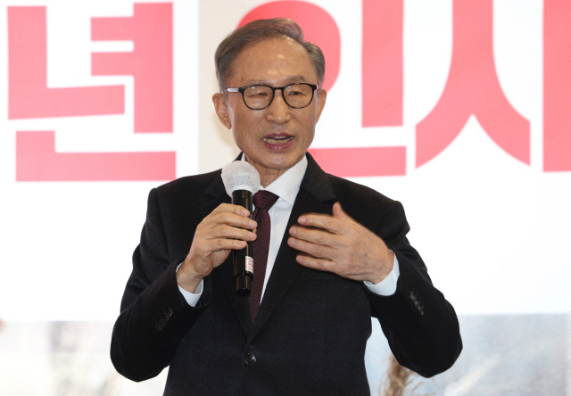 ▲이명박 전 대통령이 2일 오전 서울 시내 한 호텔 식당에서 열린 ‘이 전 대통령-서울시의회 국민의힘 신년 인사회’에서 인사말하고 있다. 출처=연합뉴스