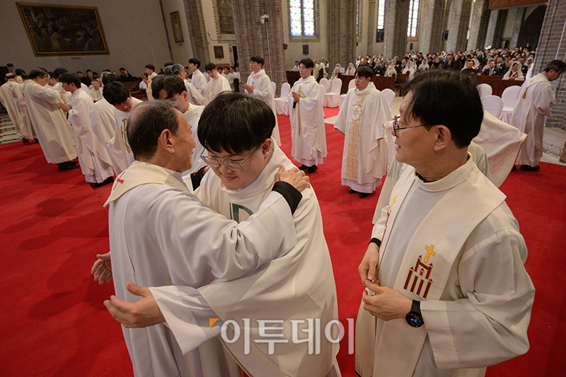 ▲2일 서울 중구 명동대성당에서 열린 2024년 천주교 서울대교구 사제 서품식에서 추천 사제들이 수품자들에게 제의를 입혀준 뒤 포옹하고 있다. (사진공동취재단)