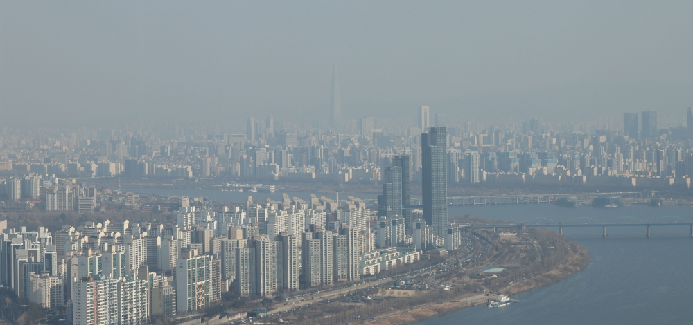 ▲중부지방을 중심으로 국외 먼지가 유입돼 대기질이 '나쁨' 단계를 보인 29일 서울 여의도 63스퀘어에서 바라본 서울 하늘이 뿌옇게 흐리다. 고이란 기자 photoeran@  (이투데이DB)