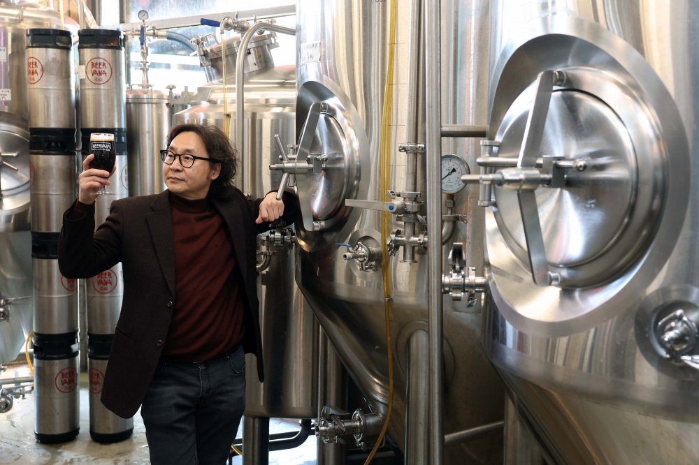 ▲이인기 한국수제맥주협회장이 서울 영등포구 비어바나에서 이투데이와 인터뷰에 앞서 포즈를 취하고 있다.  (사진=신태현 기자 holjjak@)