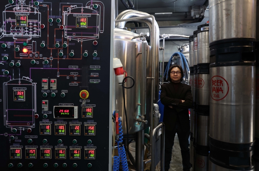 ▲이인기 한국수제맥주협회장이 서울 영등포구 비어바나에서 이투데이와 인터뷰에 앞서 포즈를 취하고 있다.  (사진=신태현 기자 holjjak@)