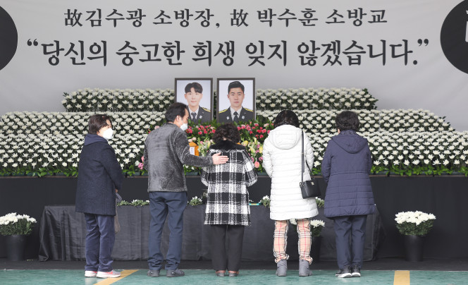 ▲2일 경북 문경소방서에 마련된 고(故) 김수광(27) 소방장과 박수훈(35) 소방교의 분향소에서 시민들이 조문하고 있다. (사진=연합뉴스)