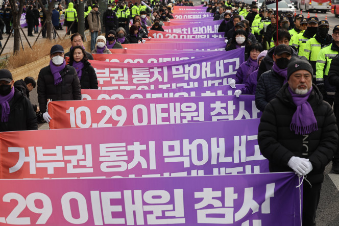 ▲10·29 이태원 참사 유가족협의회·시민대책회의 관계자들이 3일 서울광장 분향소 인근에서 '국민의힘·윤석열 정권 심판 대행진'을 열고 행진하고 있다. (사진=연합뉴스)