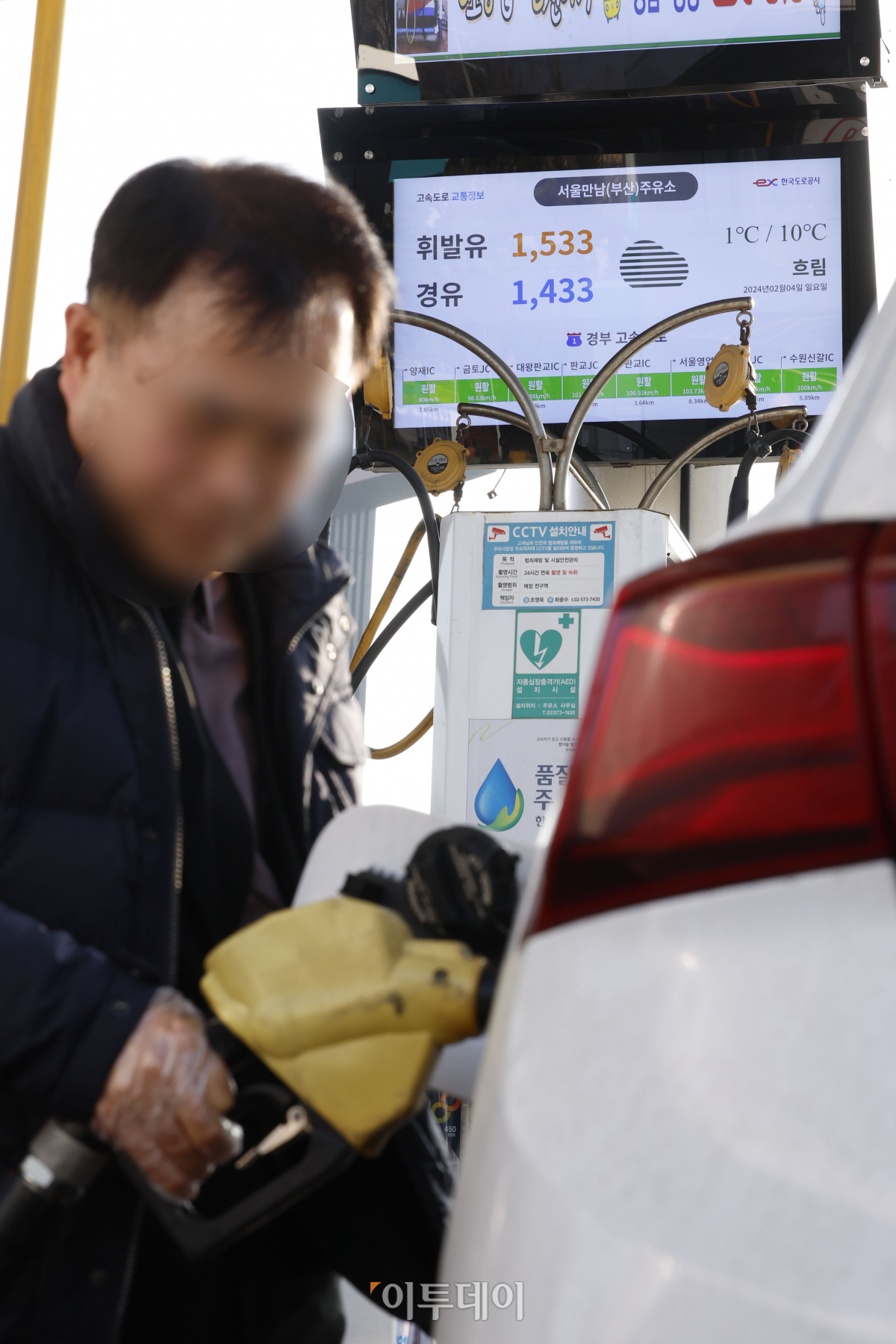 ▲국제유가 상승 영향으로 국내 주유소 휘발유·경유의 평균 판매가격이 17주만에 상승 전환했다. 한국석유공사 유가정보시스템 오피넷에 따르면 1월 다섯째 주 전국 주유소 휘발유 판매가는 리터(ℓ)당 1579원으로 지난주 대비 15.3원 상승했다.  경유 판매가격은 지난주 대비 12.9원 오른 리터(ℓ)당 1485.9원을 기록하며 10월 둘째 주부터 하락하던 기름값은 17주만에 오름세로 전환했다. 4일 서울 만남의광장 주유소에 유가정보가 게시돼 있다. 조현호 기자 hyunho@