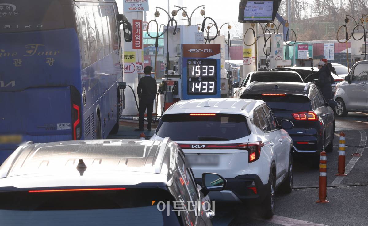 ▲국제유가 상승 영향으로 국내 주유소 휘발유·경유의 평균 판매가격이 17주만에 상승 전환했다. 한국석유공사 유가정보시스템 오피넷에 따르면 1월 다섯째 주 전국 주유소 휘발유 판매가는 리터(ℓ)당 1579원으로 지난주 대비 15.3원 상승했다.  경유 판매가격은 지난주 대비 12.9원 오른 리터(ℓ)당 1485.9원을 기록하며 10월 둘째 주부터 하락하던 기름값은 17주만에 오름세로 전환했다. 4일 서울 만남의광장 주유소에 유가정보가 게시돼 있다. 조현호 기자 hyunho@