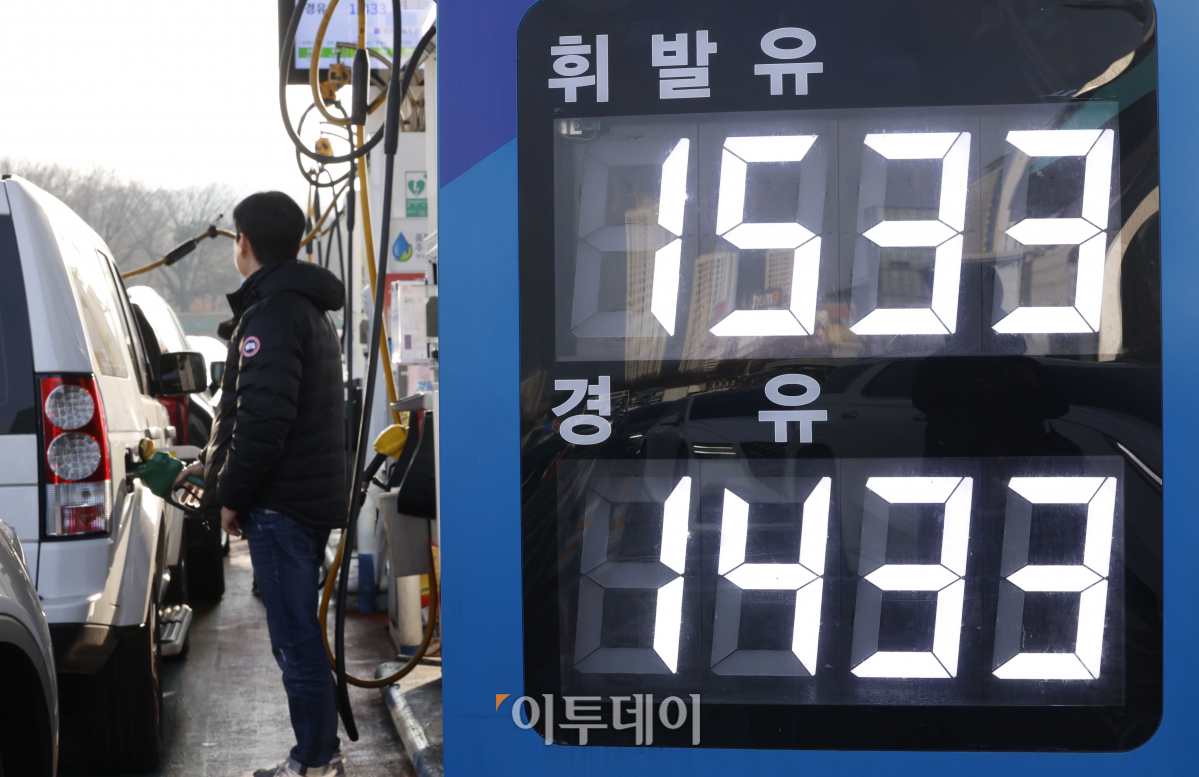 ▲국제유가 상승 영향으로 국내 주유소 휘발유·경유의 평균 판매가격이 17주만에 상승 전환했다. 한국석유공사 유가정보시스템 오피넷에 따르면 1월 다섯째 주 전국 주유소 휘발유 판매가는 리터(ℓ)당 1579원으로 지난주 대비 15.3원 상승했다.  경유 판매가격은 지난주 대비 12.9원 오른 리터(ℓ)당 1485.9원을 기록하며 10월 둘째 주부터 하락하던 기름값은 17주만에 오름세로 전환했다. 4일 서울 만남의광장 주유소에 유가정보가 게시돼 있다. 조현호 기자 hyunho@