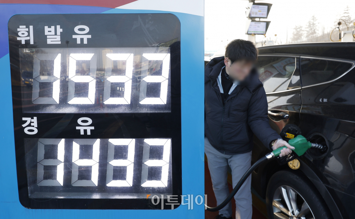 ▲국제유가 상승 영향으로 국내 주유소 휘발유·경유의 평균 판매가격이 17주만에 상승 전환했다. 한국석유공사 유가정보시스템 오피넷에 따르면 1월 다섯째 주 전국 주유소 휘발유 판매가는 리터(ℓ)당 1579원으로 지난주 대비 15.3원 상승했다.  경유 판매가격은 지난주 대비 12.9원 오른 리터(ℓ)당 1485.9원을 기록하며 10월 둘째 주부터 하락하던 기름값은 17주만에 오름세로 전환했다. 4일 서울 만남의광장 주유소에 유가정보가 게시돼 있다. 조현호 기자 hyunho@