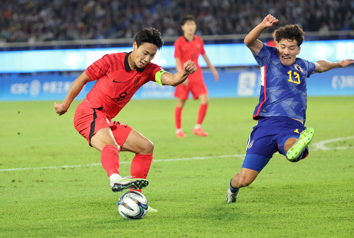 ▲지난해 10월 7일 중국 항저우 황룽 스포츠센터 스타디움에서 열린 2022 항저우 아시안게임 남자축구 대한민국과 일본의 결승전, 백승호가 슛을 하고 있다. (연합뉴스)
