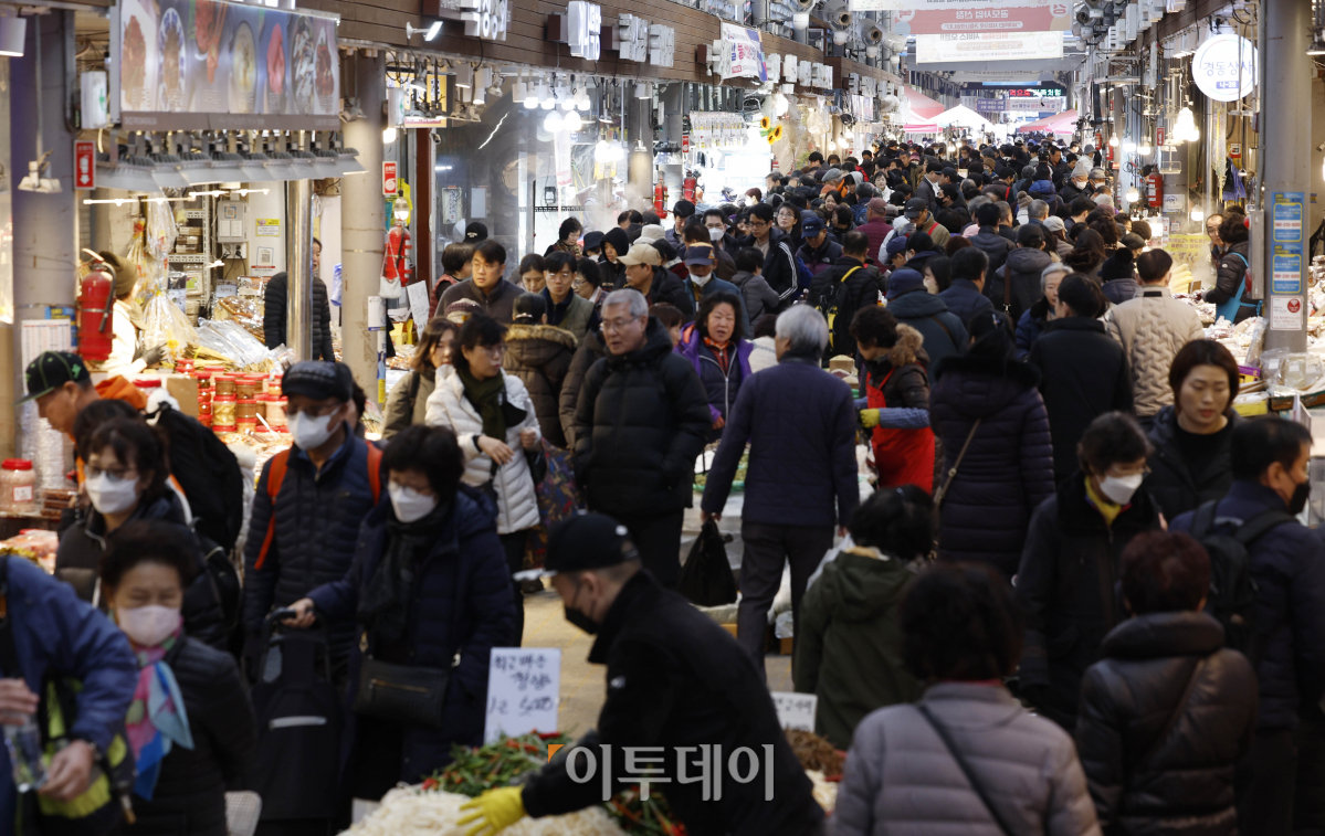 ▲설 명절을 일주일여 앞둔 4일 서울 동대문구 경동시장이 제수용품 등을 구매하려는 시민들로 붐비고 있다. 조현호 기자 hyunho@